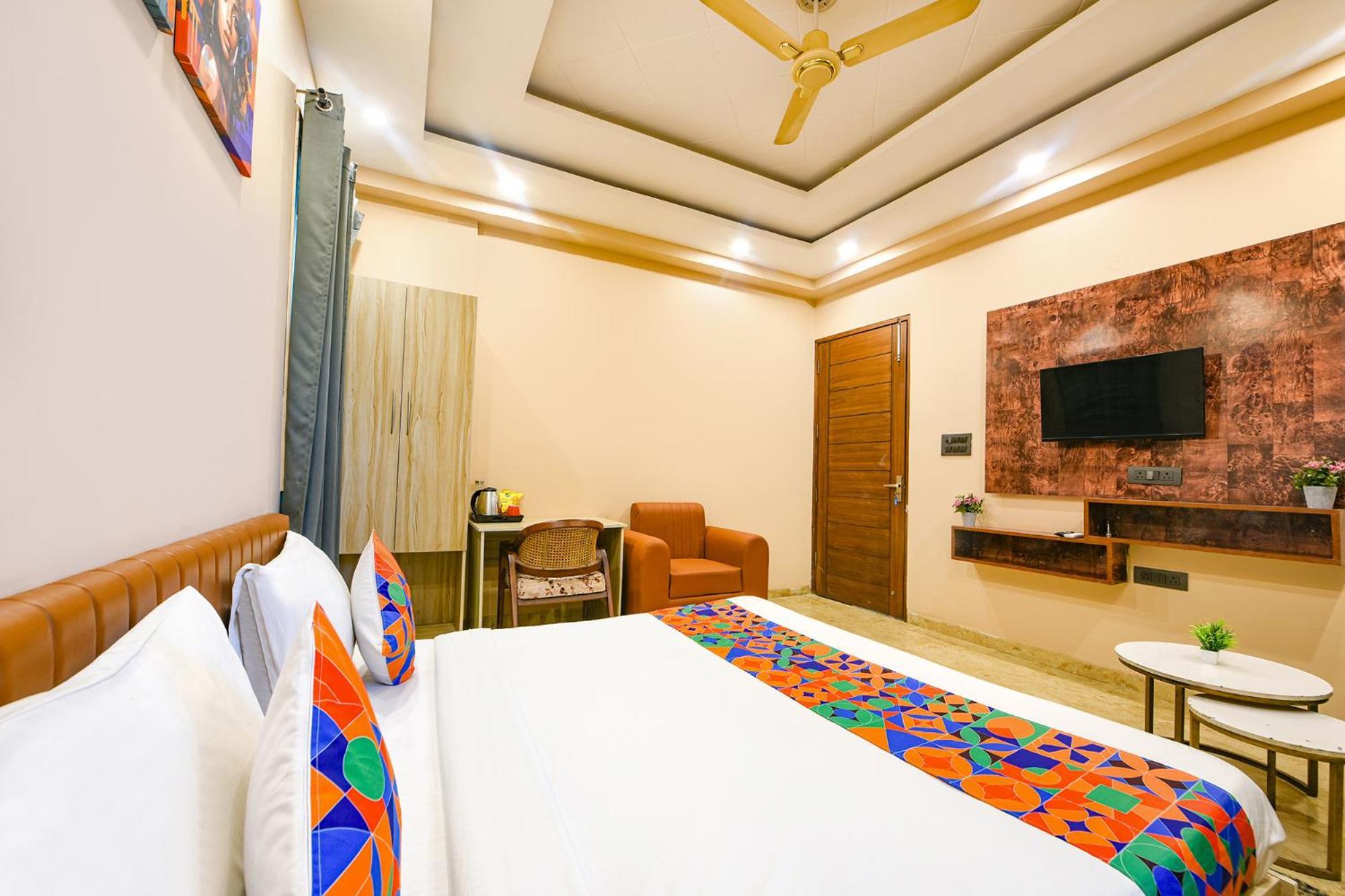 Fabhotel Vibe Noida Exterior photo